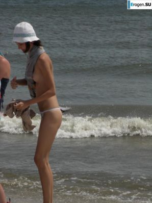 Topless thin girl on the beach. Thumb 18