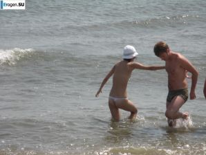 Topless thin girl on the beach. Thumb 19