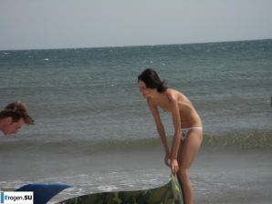 Topless thin girl on the beach. Thumb 23