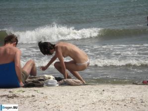 Topless thin girl on the beach. Thumb 26