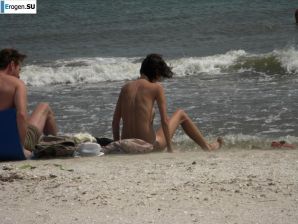 Topless thin girl on the beach. Thumb 27