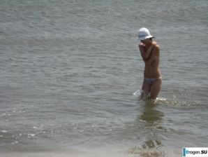 Topless thin girl on the beach. Thumb 30