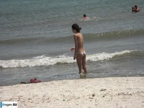 Topless thin girl on the beach. Thumb 33