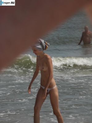 Topless thin girl on the beach. Thumb 5