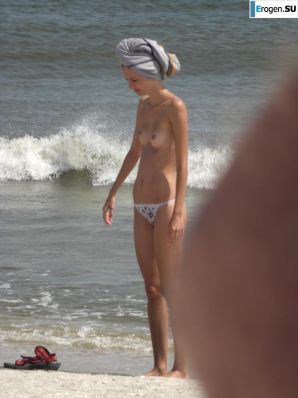Topless thin girl on the beach. Thumb 9