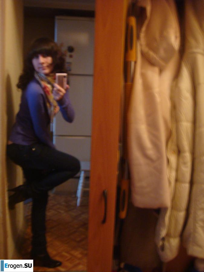 Students take pictures of themselves. Photo 24