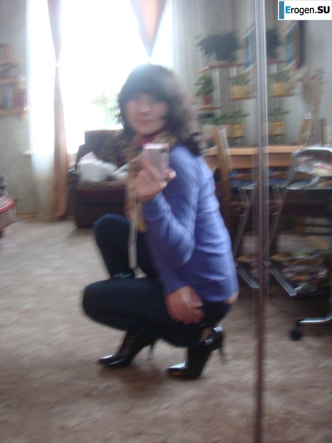 Students take pictures of themselves. Photo 35