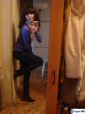 Студентки фоткают сами себя. Эскиз 13