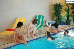 Czech nudists in the pool. Thumb 10