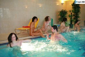 Czech nudists in the pool. Thumb 12