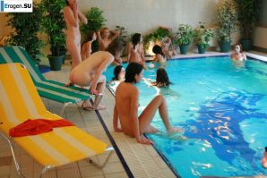 Czech nudists in the pool. Thumb 27
