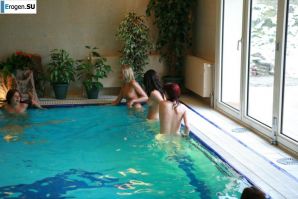 Czech nudists in the pool. Thumb 9