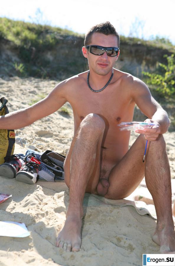 Трое нудистов на берегу реки. Фото 16