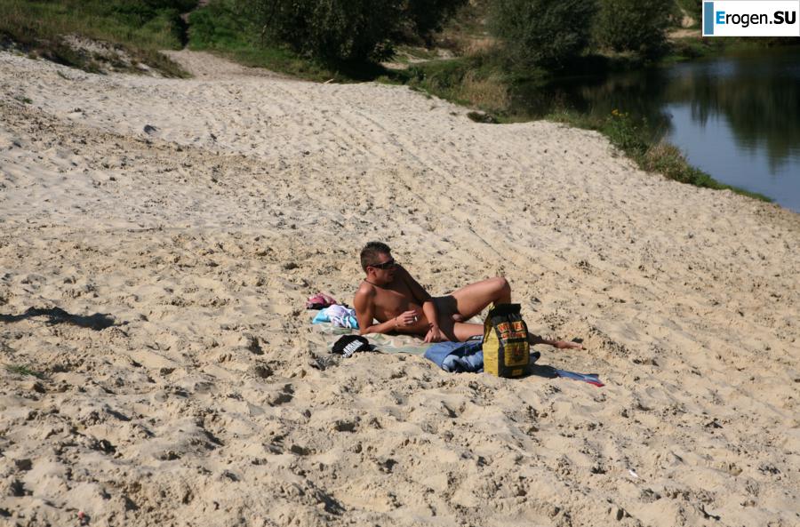 Трое нудистов на берегу реки. Фото 5