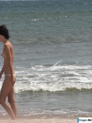 Худая девушка топлесс на пляже. Часть 2. Эскиз 15