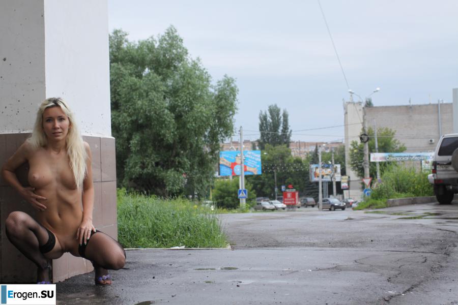 Nastya from Samara walks around the city and shows herself. Part 17. Photo 30