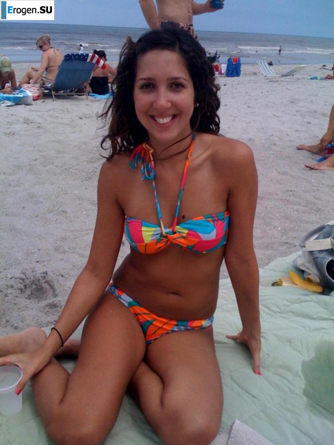Smiling brunette with everlasting nipples. Part 5. Photo 15