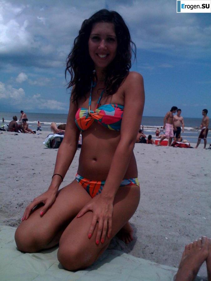 Smiling brunette with everlasting nipples. Part 5. Photo 16