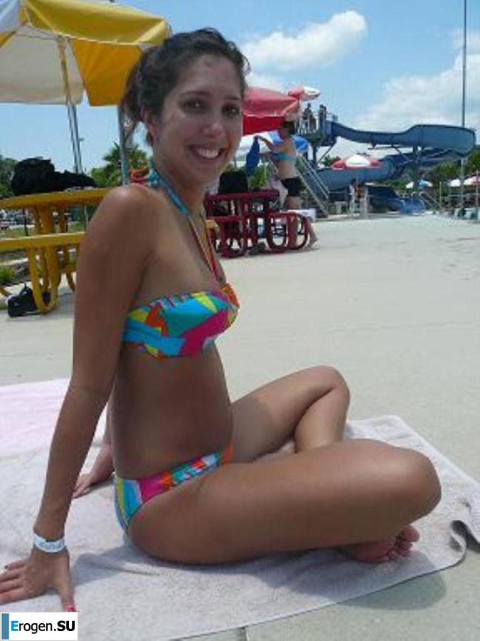 Smiling brunette with everlasting nipples. Part 5. Photo 18