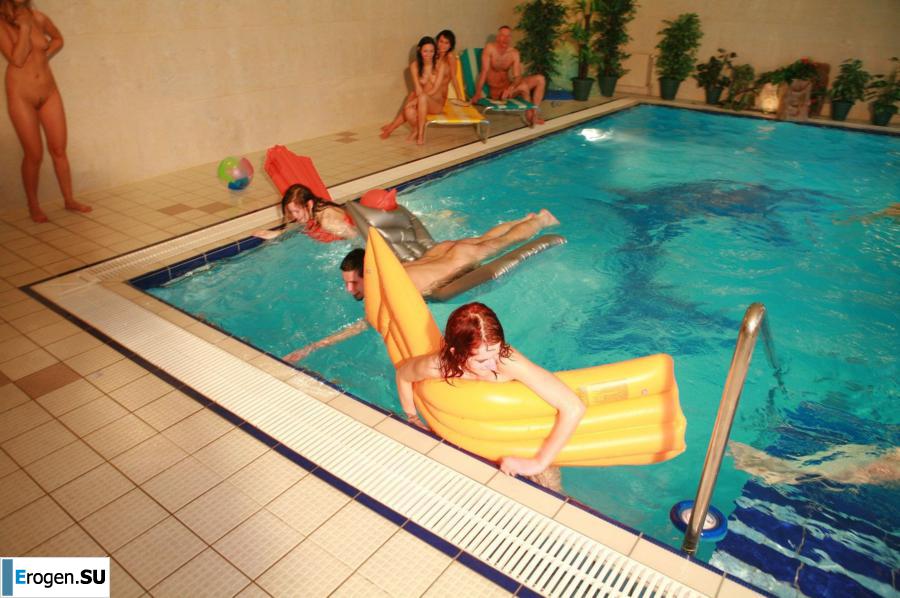 Чешские нудисты в бассейне. Часть 3. Фото 35