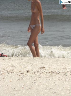Topless thin girl on the beach. Part 3. Thumb 11