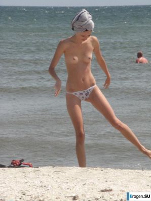 Topless thin girl on the beach. Part 3. Thumb 18