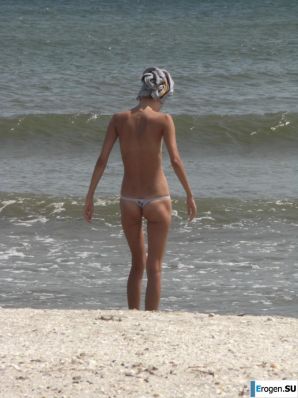 Topless thin girl on the beach. Part 3. Thumb 20