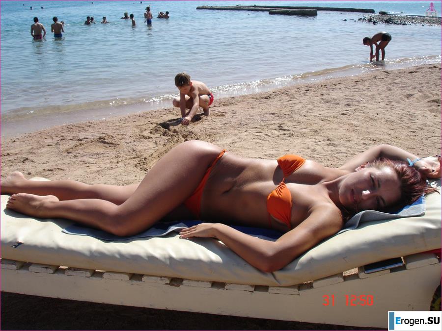 Позирует в отеле. Фото 3