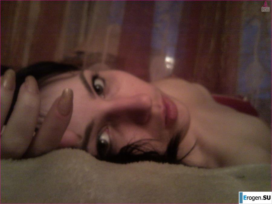 Позирует в отеле. Фото 38