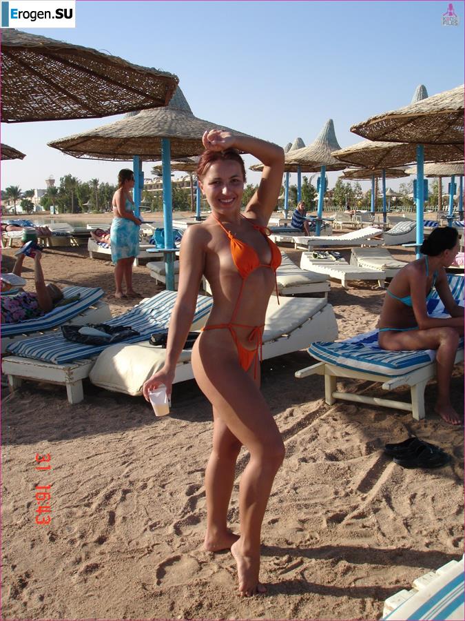 Позирует в отеле. Фото 4