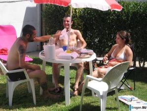 Brunette and languid. Thumb 19