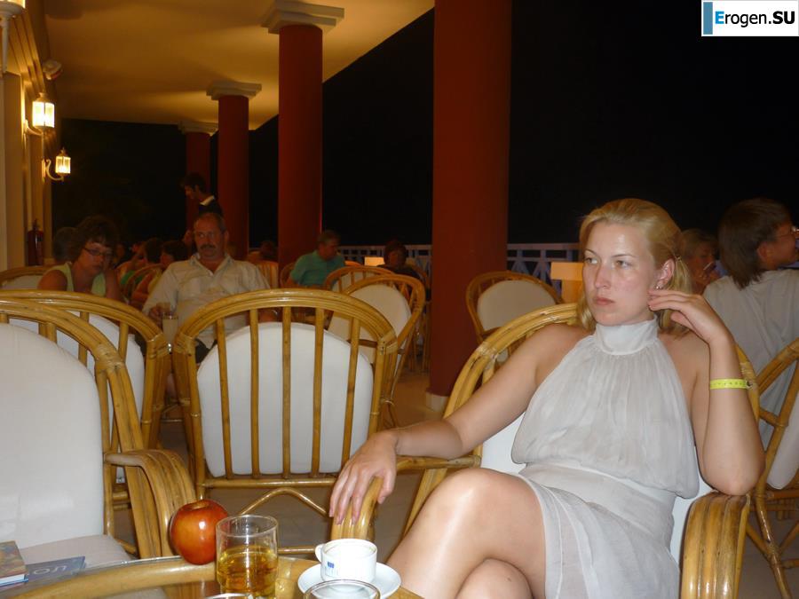 Блонда-эксгибиционистка без сисек. Фото 13