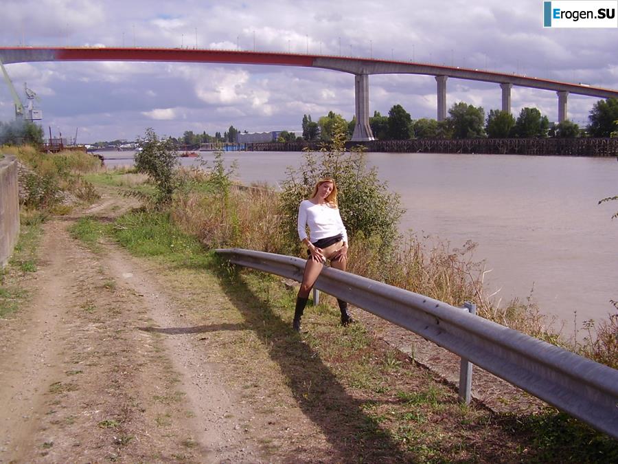 French Bi - Exhibitionist. Photo 4