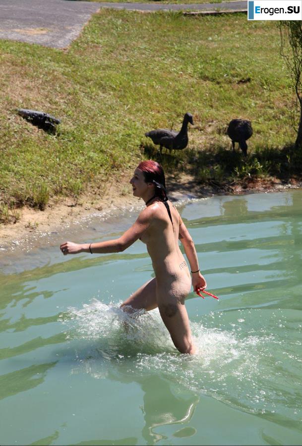 Нудистки впали в детство. Фото 6