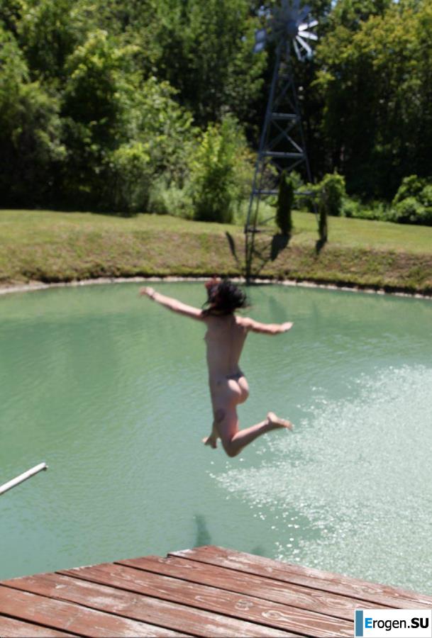 Нудистки впали в детство. Фото 7