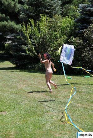 Нудистки впали в детство. Эскиз 33