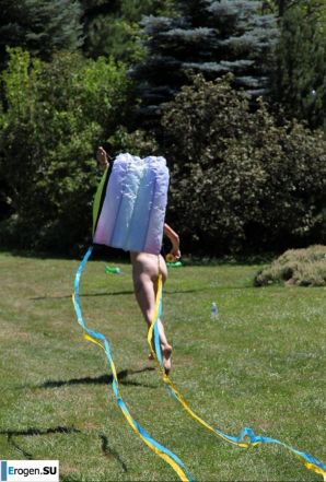 Нудистки впали в детство. Эскиз 34