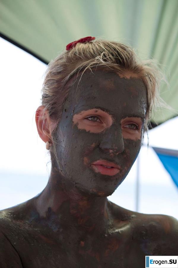 Голые в грязи. Фото 15