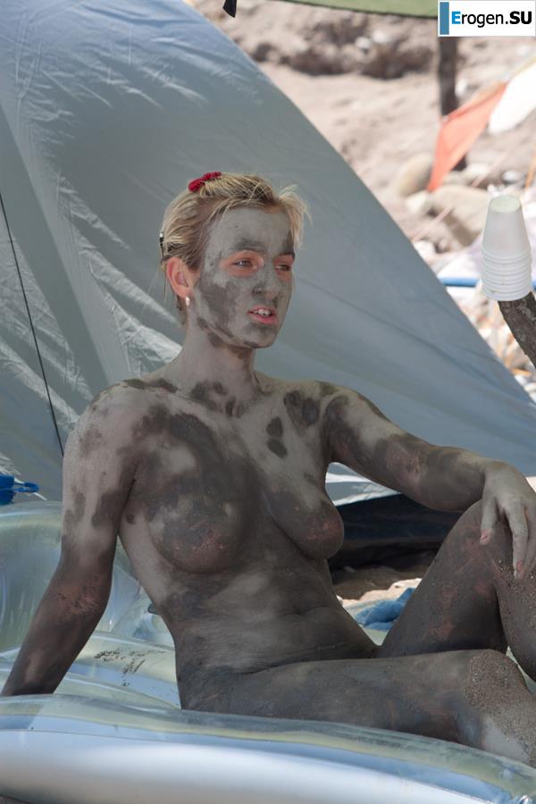 Голые в грязи. Фото 18