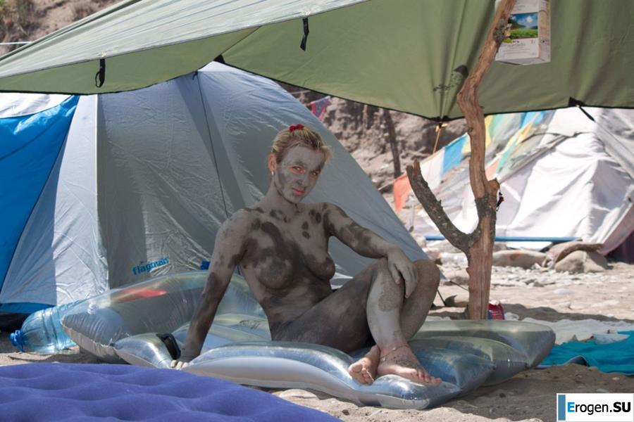 Голые в грязи. Фото 20