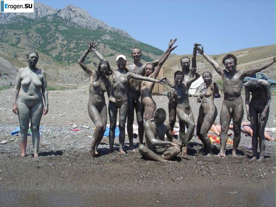 Голые в грязи. Фото 34