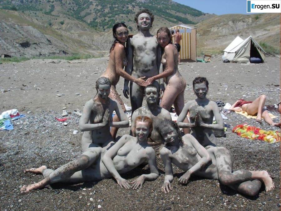 Голые в грязи. Фото 37