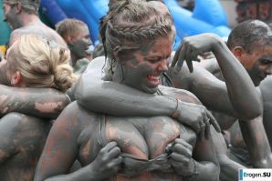 Голые в грязи. Эскиз 40