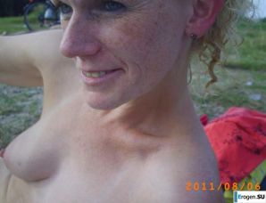 Redhead nudist old woman. Thumb 4