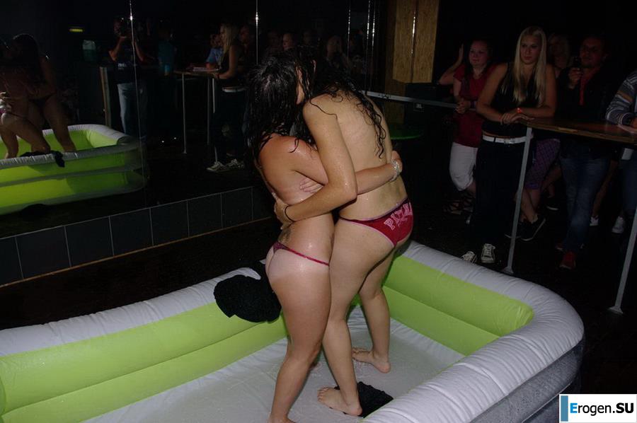 Стриптиз в чешском клубе. Фото 14