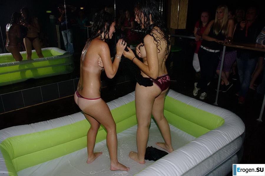 Стриптиз в чешском клубе. Фото 25