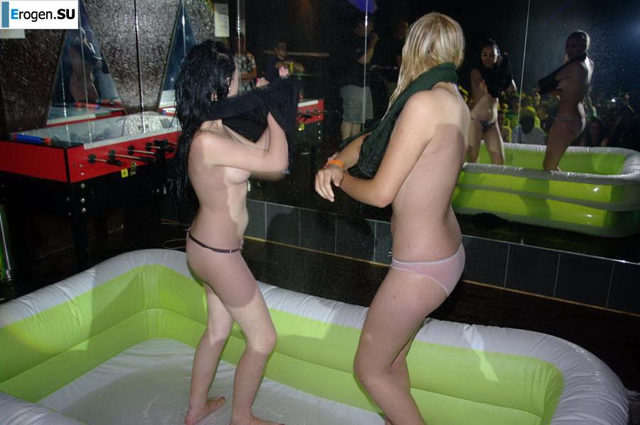 Стриптиз в чешском клубе. Фото 31