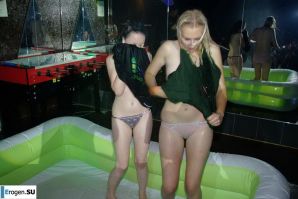 Стриптиз в чешском клубе. Эскиз 32