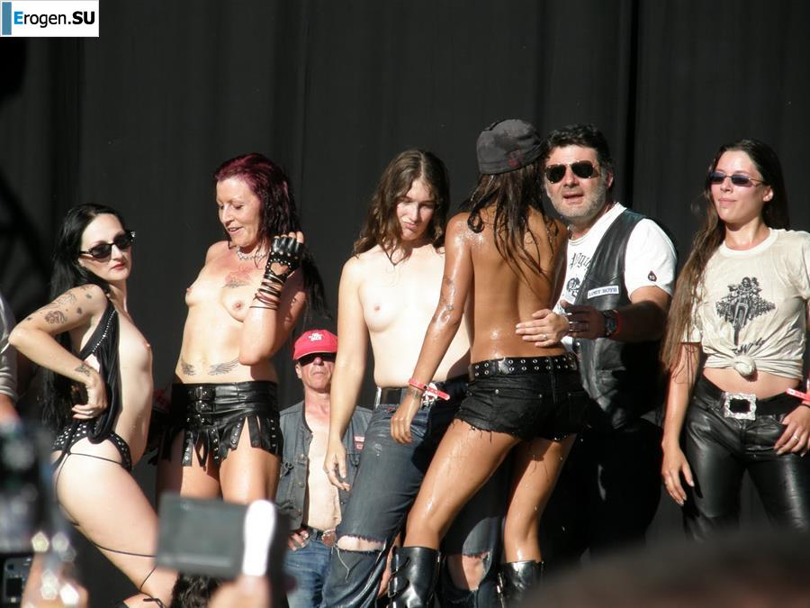Tits and some pussies at rock concerts. Photo 12