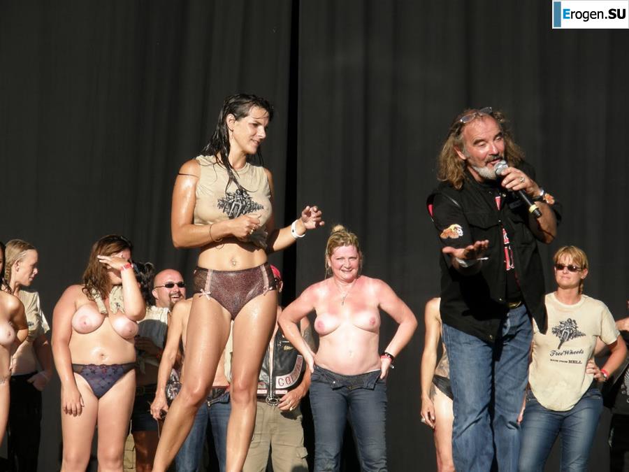 Tits and some pussies at rock concerts. Photo 31